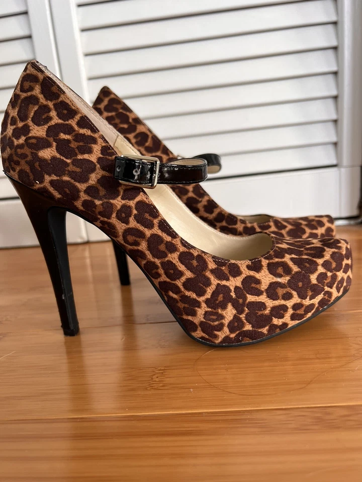 Zapatos BCBGeneration “Desfile” Estampado Animal Talla 7 Tacones Foto 1 de 4