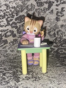 Hallmark Keepsake Ornamento Gattino Gatto Ragazza Scrivania "Il Mio Quarto Natale" 4 Anni - Foto 1 di 5