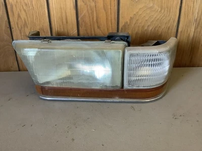 1995 Buick Roadmaster 16513665 Driver Side Headlight Assembly ((R1-142)) - Image 1 of 4