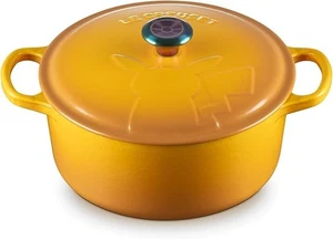 Le Creuset Pokemon Pikachu Signature Cocotte Ronde 22cm Nektar Iridescent Knob JP - Bild 1 von 9