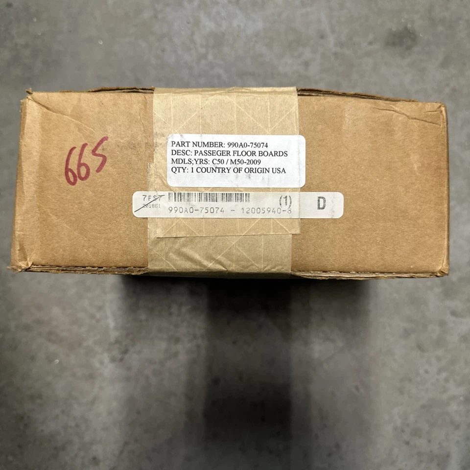 Reposapiés traseros Suzuki Boulevard C50/M50 2009-2010 P/N: 990A0-75074 Foto 1 de 1