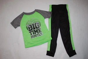 Boys Athletic Outfit "BIG TIME HUSTLE" Shirt Pants BASKETBALL Green Black XS 4-5 - Picture 1 of 1