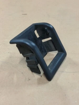 Cerradura de puerta Alfa Romeo Milano 75 Borde de plástico Cosquillo  Foto 1 de 4