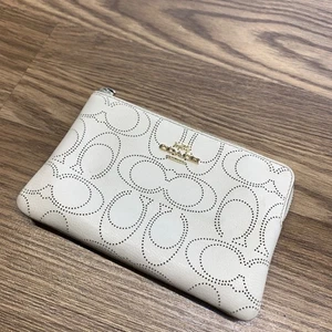 CORNER ZIP WRISTLET IN SIGNATURE LEATHER Cream Women's - Picture 1 of 10
