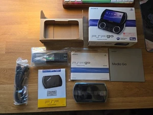PSP GO PlayStation Portable Schwarz Spielkonsole PSP-N1001 CIB US-VERKÄUFER - Bild 1 von 9