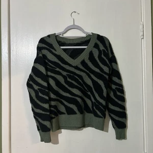 Green and black zebra print oversized sweater - size S (8/10) - Picture 1 of 4