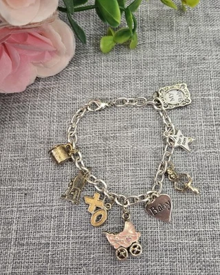 Lindo brazalete temático bebé 8 dijes niña baby shower tono plata Foto 1 de 4