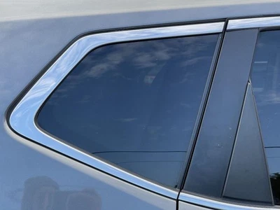 Четверть окна правостороннее со стороны пассажира с хромированной отделкой для Nissan Rogue 2014-2020 годов выпуска - Изображение 1 из 4