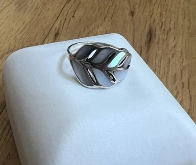 Sterling silver mother of pearl Leaf feather Ring size 6 - Image 1 of 2