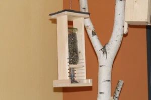 Flaschen Futterhaus- station Futterhäuschen Vogelhaus Vogelfutterspender WfbM - Bild 1 von 4