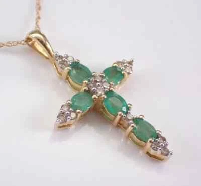 Colgante cruz para mujer de esmeralda natural corte ovalado de 3,40 quilates enchapado en oro amarillo de 14 k Foto 1 de 4