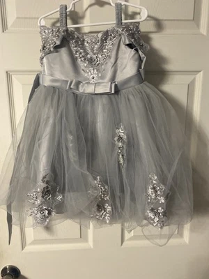 Gris/plateado gratis para niñas con detalles de perlas. Usado una vez Foto 1 de 4