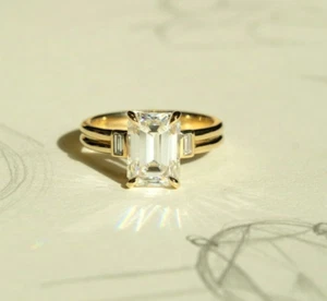Anillo de compromiso de tres piedras esmeralda con baguette lateral anillo de boda moissanita - Imagen 1 de 7