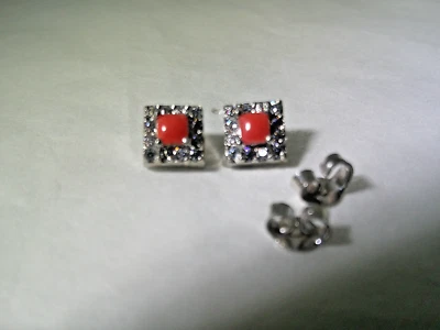 BRINCOS CORAL REDONDOS E PEDRAS BRANCAS PAVIMENTADAS DE 4 MM CONJUNTO EM PRATA ESTERLINA - Imagem 1 de 4