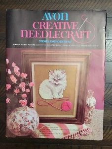 "Bordado de Colección Avon Creative Needlecraft Crewel ""Gatito Juguetón"" 12"" x 16" - Imagen 1 de 10