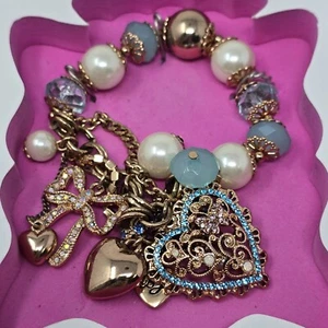 Betsey Johnson Rose tone Pearl Blue Crystal Hearts & Bows Bracelet NEW IN BOX - Picture 1 of 5