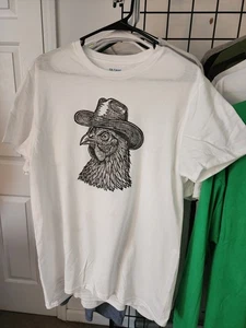Camisa Blanca Estampada a Mano Linocut Pollo Vaquero Titulada "Howdy" Talla Grande - Imagen 1 de 4