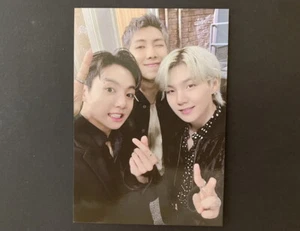 TARJETA FOTOGRÁFICA CON CAPUCHA CON CREMALLERA BTS-PERMISO PARA BAILAR VELLÓN JUNGKOOK + SUGA + RM - Imagen 1 de 3