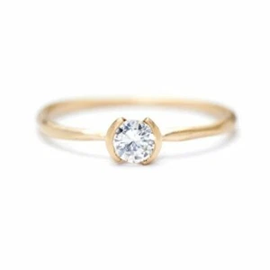 Half Bezel 1.0cts Round Cut Moissanite Ring Engagement Ring, 14kt Gold Finish - Foto 1 di 3