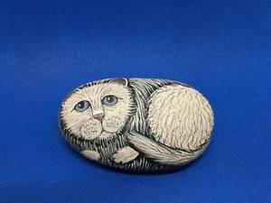 Gatito acurrucado de roca pintado a mano 1998 firmado Joan Nixon - Imagen 1 de 6