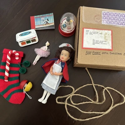 Caja sorpresa de Navidad Molly’s American Girl: globo de nieve, bailarina, enfermera y más Foto 1 de 4