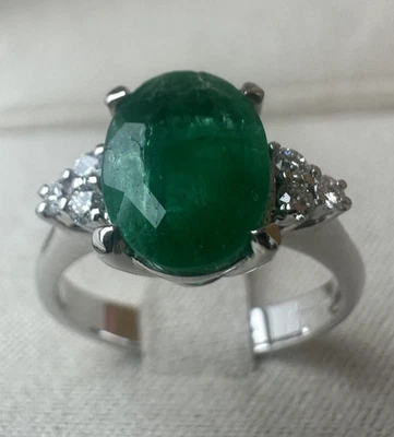 Anillo De Oro Blanco 18kt. Con Diamantes Y Esmeralda Natural De Corte Ovalado - Imagen 1 de 4