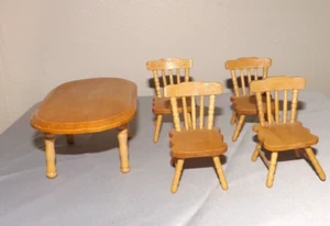 Mesa y cuatro sillas para casa de muñecas escala 1:12 de madera - Imagen 1 de 4