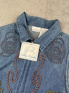 *NUOVO CON ETICHETTE* Gilet vintage Bobbie Brooks denim donna (S) ricamato con bottoni davanti - Foto 1 di 6