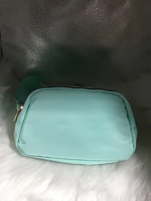 NUEVO Riñonera verde menta de 8,5" x 5" Foto 1 de 4