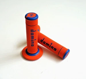 A190 COPPIA MANOPOLE DOMINO BICOLORE ARANCIO-BLU UNIVERSALI per Ktm EXC 450 - Foto 1 di 3
