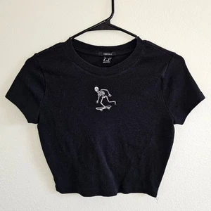 Forever 21 crop top skater scheletro ricamato taglia M - Y2K, grafica, tagliente - Foto 1 di 5