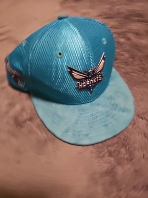 Chapéu Snapback NBA Charlotte Hornets New Era 9Fifty On Court Aba Camurça Juventude - Imagem 1 de 4