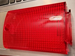 Lente roja para lámpara combinada trasera OEM Toyota 56635-23320-71 - Imagen 1 de 3
