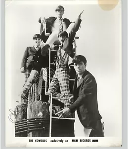Elegante Retrato Grupo Musical Americano THE COWSILLS Vintage Años 60 Foto de Prensa - Imagen 1 de 2
