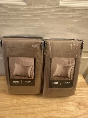 Nuevo en Paquete Martha Stewart Sedoso Satén Taupe Acolchado Estándar Shams Par Foto 1 de 4