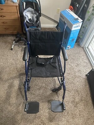 Silla de ruedas manual usada, Carex, color azul, se ve nueva usada solo por 3 veces Foto 1 de 4