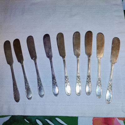 Cuchillos de mantequilla antiguos Wm Rogers AA plateados con cuentas florales cantidad 9 Foto 1 de 3