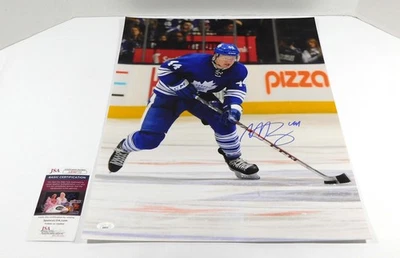 Foto firmada por Morgan Rielly de 16 x 20 hojas de arce a color JSA automática AR90732 Foto 1 de 3