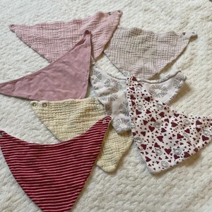 7x Baby Lätzchen - Bunt - mit Knopfverschluss - Baumwolle - Halstuch - Bild 1 von 3