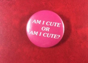 Pin Button Badge Vintage AM I CUTE OR AM I CUTE ?. Metal - Picture 1 of 2