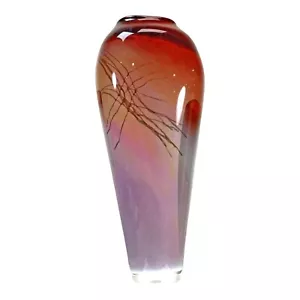 Steven Main Studios Art Glass Wazon 1998 podpisany czerwony lawendowy fiolet 15-5/8" wysokości - Zdjęcie 1 z 9