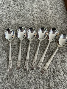 6 Lovely Quality Vintage Community Silver Plate Hampton Court Fruit / Soup Spoon - Picture 1 of 3