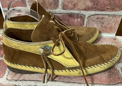 MOCASINES CON CORDONES TAOS MARRÓN GAMUZA Y AMARILLO FLORAL CUERO EN RELIEVE 8,5M Foto 1 de 4
