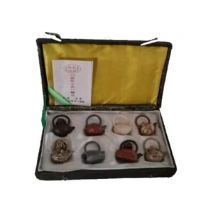 Vintage asiatische Mini Ton 1,5" kleine Teekannen mit Deckel in dekorativer Box 8er Set - Bild 1 von 8