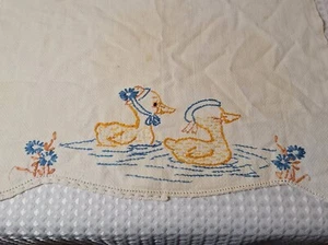 Vintage Leinen bestickt Tischauflage Schwimmen Enten mit Hüten Handarbeit - Bild 1 von 11
