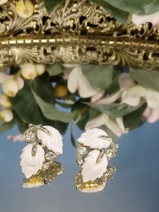 Hermosos pendientes de clip de hoja blanca y estrás Lisner de colección brillantes  - Imagen 1 de 6