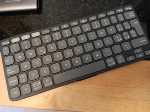 Logitech Keys-To-Go 2 Tragbare Bluetooth Tastatur mit integrierter Abdeckung - Graphit - Bild 1 von 2