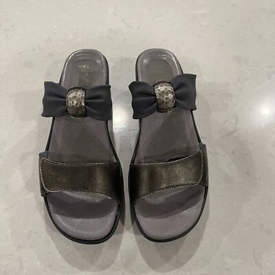 Naot Pinotage Gray Silver Metallic Double Strap Slide Wedge Sandal Sz 40 9US - Image 1 of 4