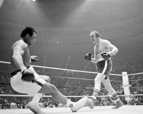 MUHAMMAD ALI vs CHUCK WEPNER 8X10 PHOTO BOXING PICTURE RIGHT B/W RING ACTION Cover