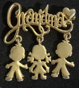 OMA BROSCHE MIT JUNGEN MÄDCHEN BAUMELN - 3 Enkelkinder - Love Kind - goldfarben Vintage - Bild 1 von 5
